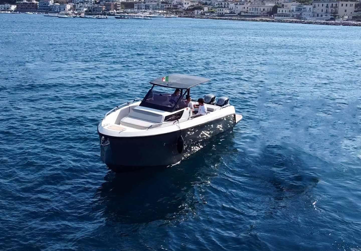 Da Napoli: ATLANTE Z34 — ormeggiata a Napoli