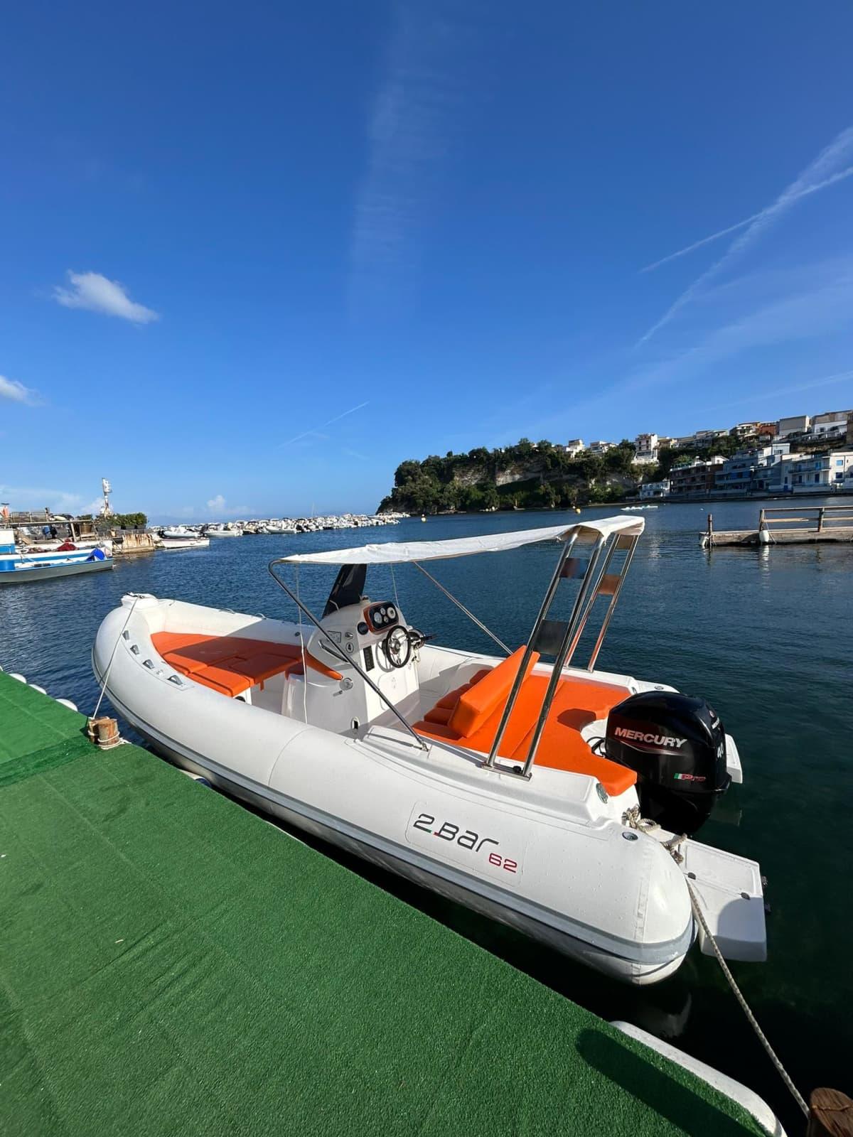 Giornata  in gommone senza patente — 10 Ore tra Ischia e Procida — ormeggiata a Bacoli